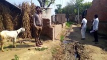 इटावाः 1 साल से नहीं हुई गांव में साफ-सफाई, स्थानीय लोग हैं परेशान