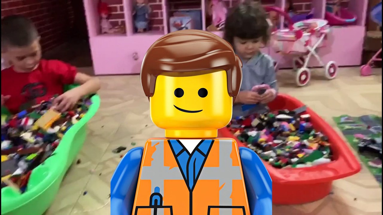 I Put 1 Million Legos in bath and bad Am pus 1 milion de piese lego in cada si in pat