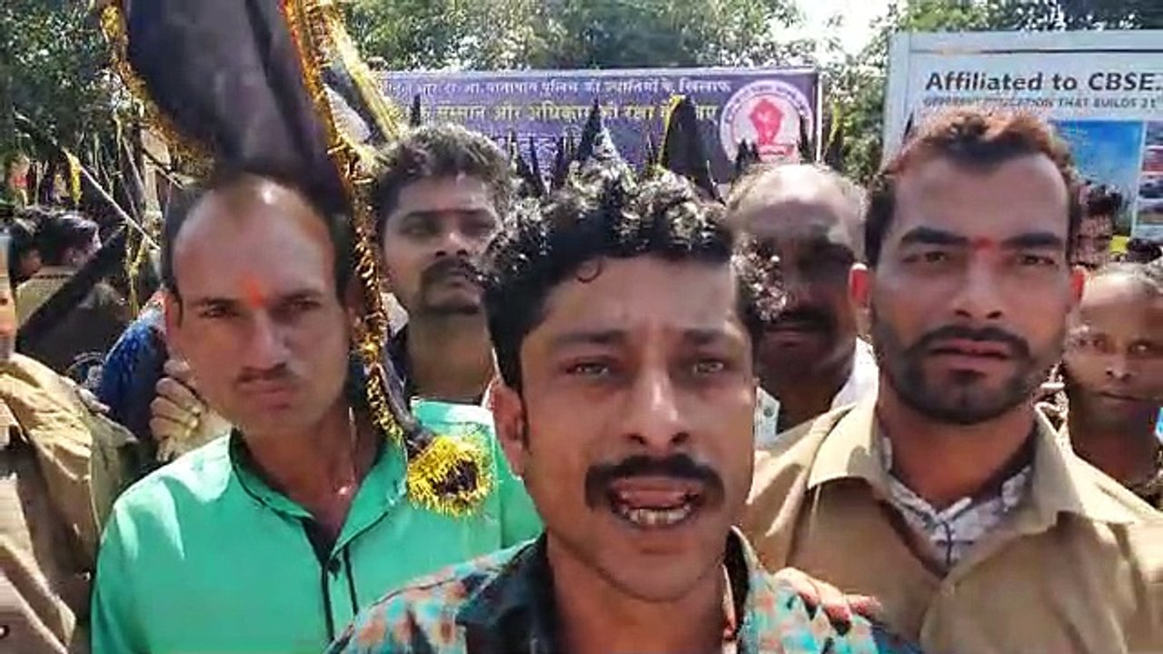 इंदौरः Rapido, Ola के खिलाफ ऑटो चालकों का प्रदर्शन, काले झंडे लेकर पहुंचे कलेक्ट्रेट