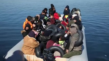 Video herunterladen: Un grupo de ciudadanos de Lesbos trata de impedir el desembarco de refugiados sirios en medio de la crisis humanitaria