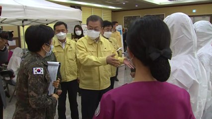 문 대통령, 간호사관학교 방문...대구 파견 신임 장교 격려 / YTN