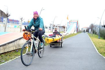 Göçmenler Avrupa'ya, o bisikletiyle Türkiye yolunda