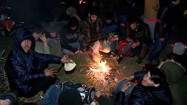 Göçmenlerin İpsala'daki bekleyişi gece de devam etti