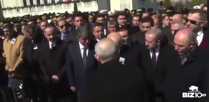 Bahçeli, şehidin cenaze töreninde Kılıçdaroğlu'nun uzattığı eli sıkmadı