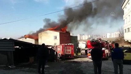 Avcılar'da 2 binadaki çatı yangını söndürüldü