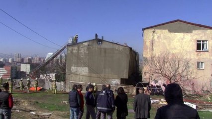 Avcılar'da iki binanın çatı katı alev alev yandı