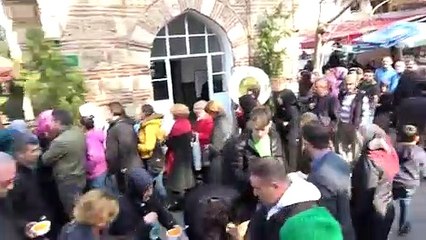 Yılda bir defa pişen çorbadan içmek için yüzlerce metre kuyruk oluşturdular