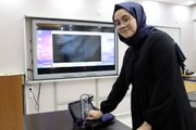 Lise öğrencisi genç kız, babasının hastalığından sonra damarları görüntüleyen cihaz yaptı