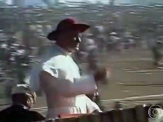 El Papa Juan Pablo II regaña en público al sacerdote Ernesto Cardenal