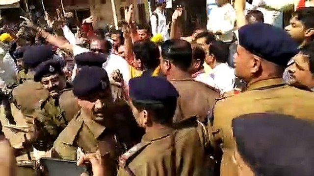आगर मालवा पहुंचे सीएम कमलनाथ को बीजेपी सांसद ने दिखाए काले झंडे, पुलिस ने किया गिरफ्तार
