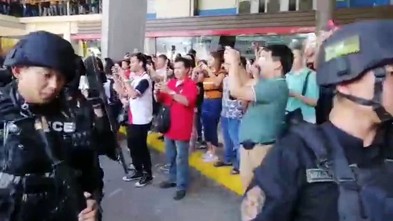 Un hombre toma como rehenes a unas treinta personas en Manila
