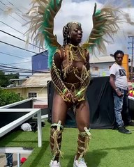 Khady Thiam, la petite sœur de Akon danse pratiquement nüe ! Doyna War