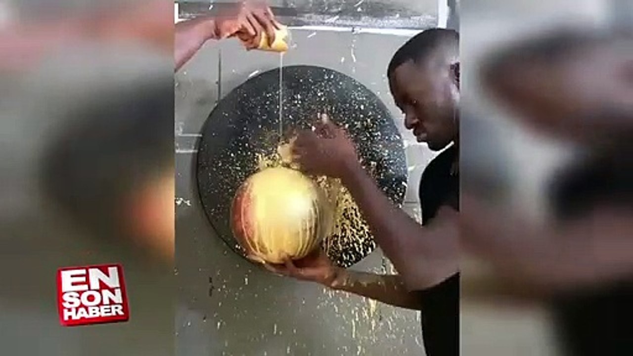 Tanınmış kişileri özdeşleştiği nesnelerle resmeden sanatçıdan Sadio Mane tablosu