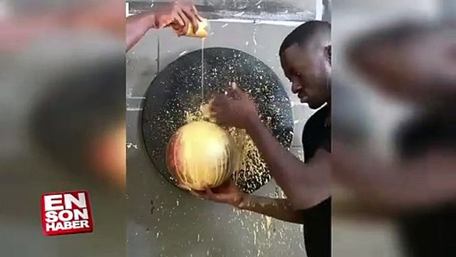 Tanınmış kişileri özdeşleştiği nesnelerle resmeden sanatçıdan Sadio Mane tablosu