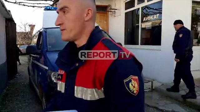 Henri Çili, biznesmeni Fishta dhe 28 të akuzuarit e tjerë mbërrijnë në Gjykatën e Përmetit