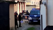 Ora News - Henri Çili me pranga në duar në gjykatën e Përmetit, prokuroria kërkon arrest me burg