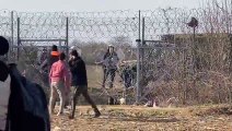 Pazarkule'de yunan polisi ve askerleri düzensiz göçmenlere müdahale ediyor - EDİRNE
