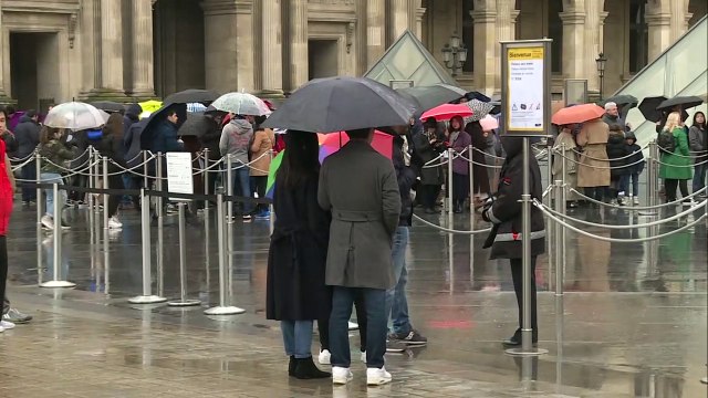 متحف اللوفر في باريس يغلق أبوابه على خلفية فيروس كورونا المستجد