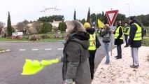 Gilets jaunes et militants CGT se sont rassemblés à Istres contre le recours au 49-3