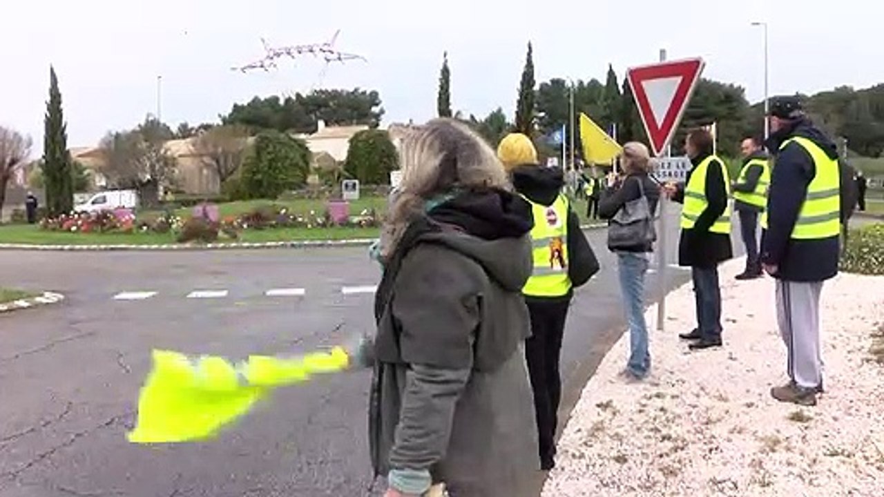 Gilets jaunes et militants CGT se sont rassemblés à Istres contre le recours au 49-3