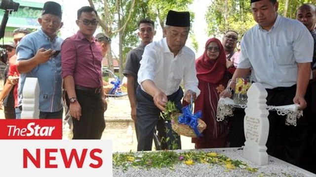Muhyiddin visits parents' graves