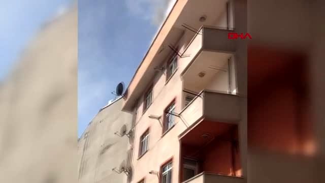 Kağıthane'de yangında dehşet anları; çatıdan, aşağıda açılan battaniyeye böyle atladı