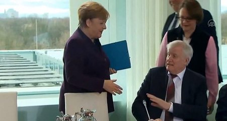 下载视频: Almanya İçişleri Bakanı Seehofer, koronavirüs salgını nedeniyle Merkel'in elini sıkmadı