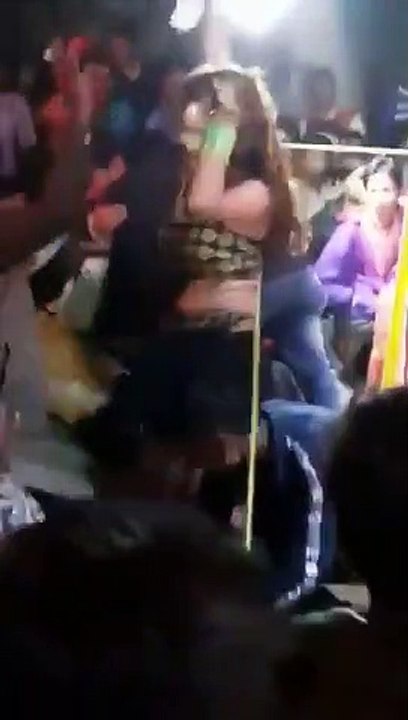 फतेहपु: 'खाकी शर्मसार', दरोगा ने बार बालाओं के साथ लगाए ठुमके