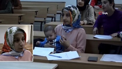 3 Buçuk Aylık Bebeği İle Üniversite Sıralarında Ders Görüyor