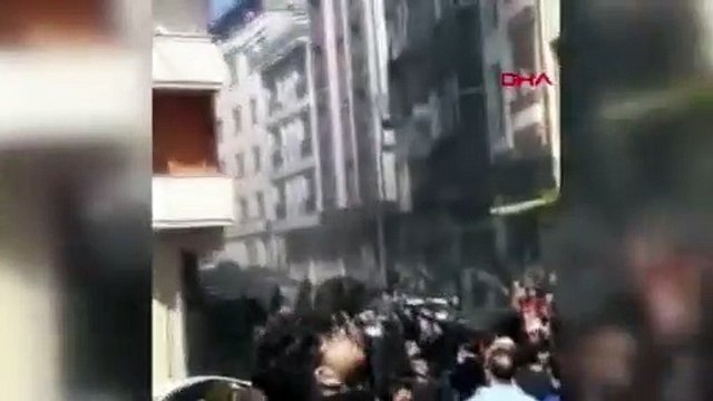 Yangında dehşet anları! Çatıdan aşağıda açılan battaniyeye atladı