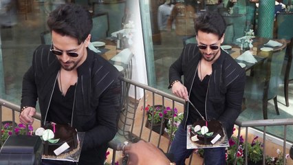 Tiger Shroff cuts the Birthday Cake with Media; Watch Video |FilmiBeat