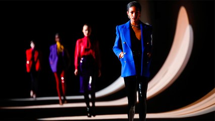 فيديو لعرض سان لوران الذي تألق باللاتيكس والبليزرات الملونة