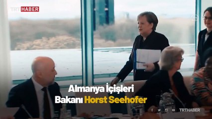 Descargar video: Almanya İçişleri Bakanı Seehofer, koronavirüs nedeniyle Merkel'in elini sıkmadı