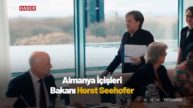 Almanya İçişleri Bakanı Seehofer, koronavirüs nedeniyle Merkel'in elini sıkmadı