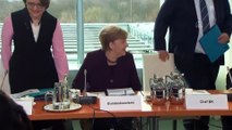Almanya İçişleri Bakanı Seehofer koronavirüs nedeniyle Merkel'in elini sıkmadı - BERLİN