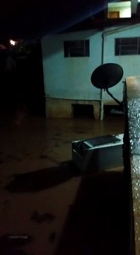 Chuva forte deixa ruas alagadas em Pancas neste domingo