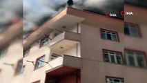 Yangında çatıda mahsur kalan kadın, vatandaşların açtığı battaniyenin üzerine atladı