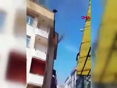 çatıdan battaniyeye atladı