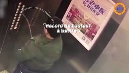 Un garçon urine sur les boutons de l'ascenseur et crée un court-circuit... Il reste bloqué à l'intérieur !