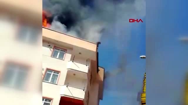 Kağıthane'de yangında dehşet anları; çatıdan, aşağıda açılan battaniyeye böyle atladı