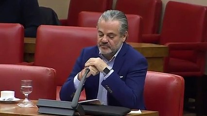 Humillan a Alberto Garzón con sus propias armas: corrigen el lenguaje "machista" del ministro comunista