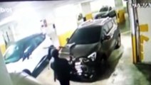 Imagens mostram bandido entrando pela garagem de apartamento e atacando mulher