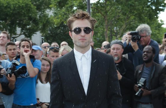 Robert Pattinson afirma que vínculo com Dior transformou seu estilo