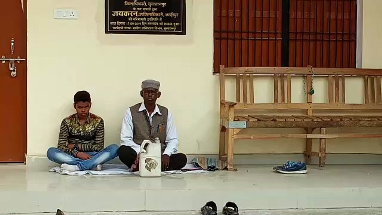 सुल्तानपुर -राजस्व कर्मियों से आहत पिता-पुत्र पेट्रोल लेकर बैठे धरने पर