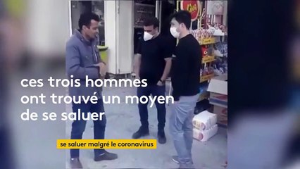 Avec les pieds ou avec les fesses : comment se saluer malgré le coronavirus ?