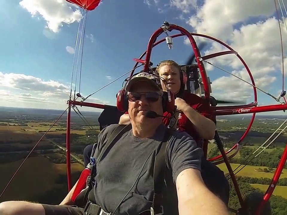 Ce couple volant dans un paramoteur atterrit de façon très douce dans un champ de soja après avoir heurté un oiseau.