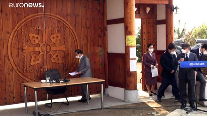 شاهد: زعيم يجثو معتذراً عن دور طائفته في نشر "كورونا" في كوريا الجنوبية