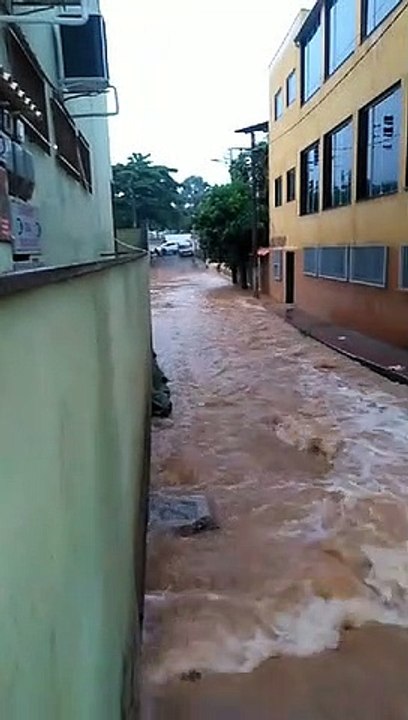 Rua alagada em Cachoeiro de Itapemirim