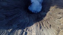Il se filme sur l'immense cratère d'un volcan en Indonésie !