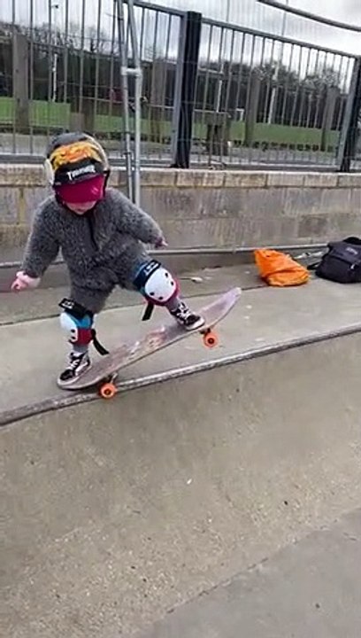 3 ans, elle maîtrise son skateboard au skatepark !